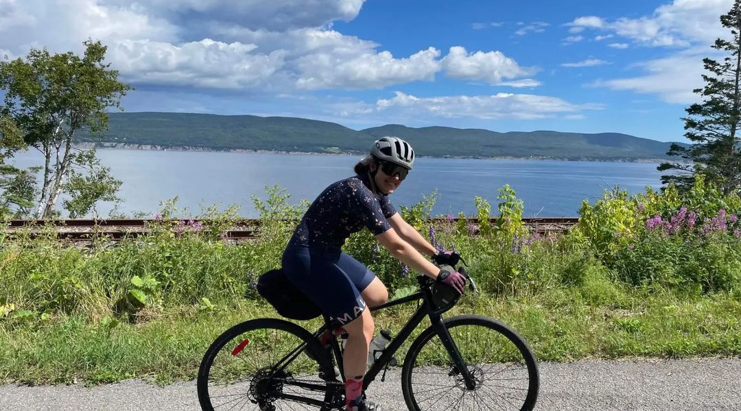 La route est tellement belle en vélo !Partir en vélo te donne tellement plus de temps pour regarder et apprécier ton environnement. #bikedays #gravelbike #cyclotourisme #rockymountains #landscapes